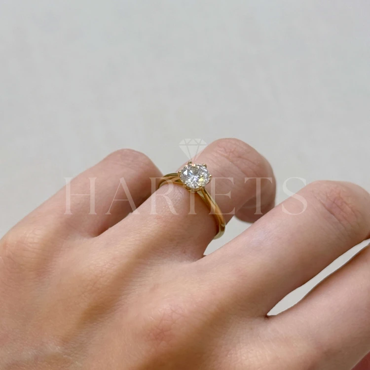 bague-de-fiancailles-solitaire-classic-diamant-laboratoire-1ct-taille-brillant-au-doigt-cote-or-jaune-hariets.jpg