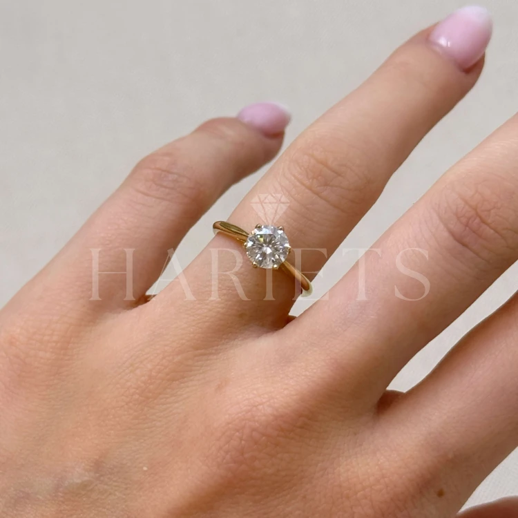 bague-de-fiancailles-solitaire-classic-diamant-laboratoire-1ct-taille-brillant-au-doigt-or-jaune-hariets.jpg