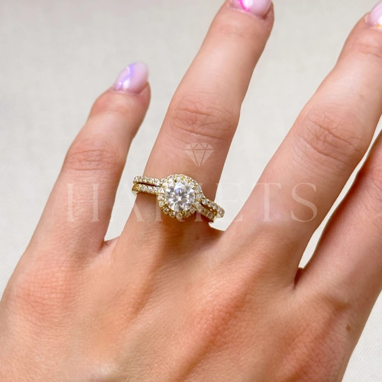 bague-avec-moissanites-curve-0-23ct-brillantschliff-au-doigt-complet-inspiration-or-jaune-aurea-hariets.