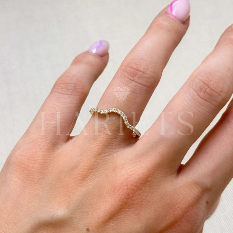bague-avec-moissanites-curve-0-23ct-brillantschliff-au-doigt-or-jaune-aurea-hariets.