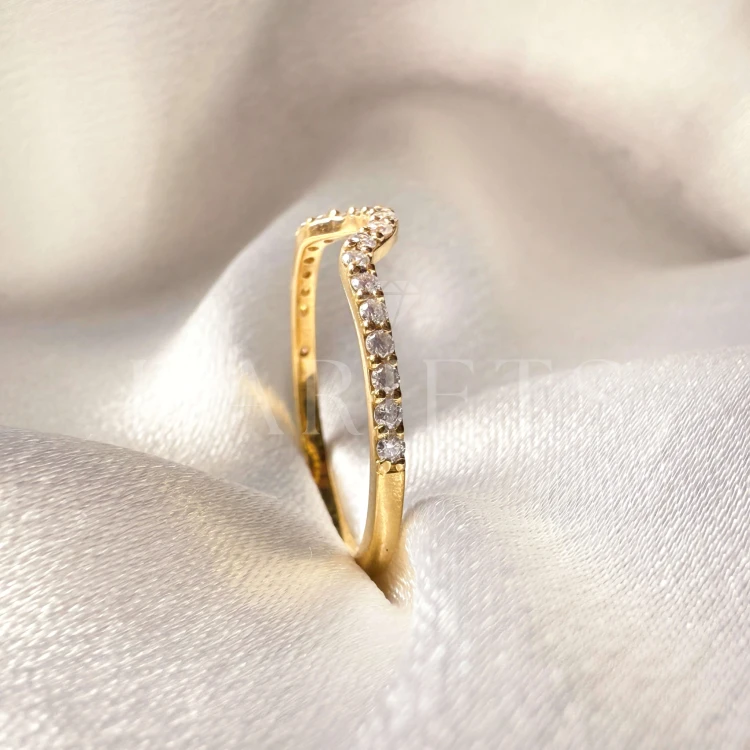 bague-avec-moissanites-curve-0-23ct-brillantschliff-gros-plan-profil-or-jaune-aurea-hariets.