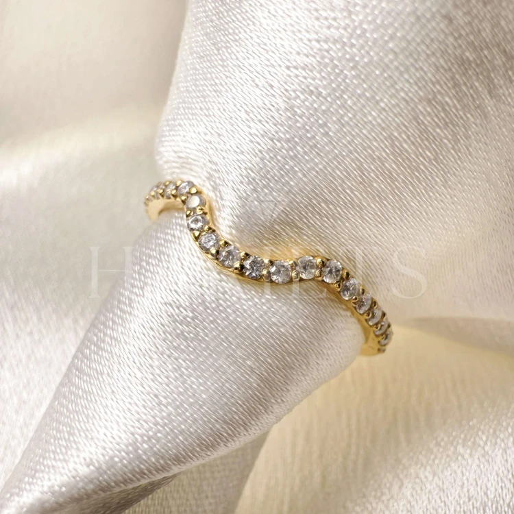 bague-avec-moissanites-curve-0-23ct-brillantschliff-gros-plan-or-jaune-aurea-hariets.
