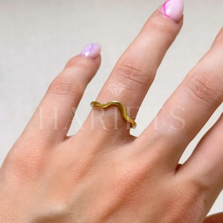 bague-curve-au-doigt-or-jaune-aurea-hariets.