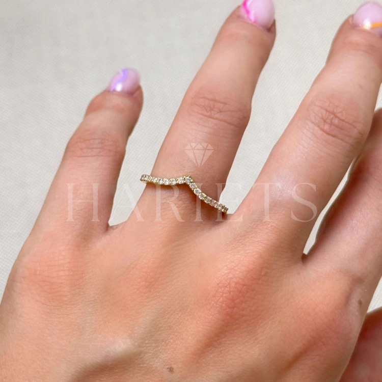 bague-en-forme-de-v-aurora-v-brillantschliff-au-doigt-or-hariets.
