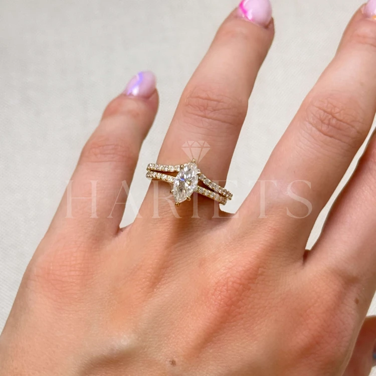 bague-en-forme-de-v-aurora-v-brillantschliff-au-doigt-complet-or-hariets.