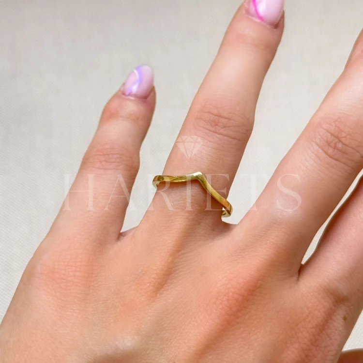 bague-en-forme-de-v-aurora-v-au-doigt-or-hariets.