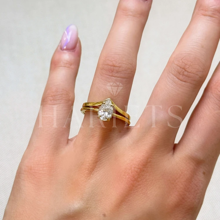 bague-en-forme-de-v-aurora-v-au-doigt-complet-or-hariets.