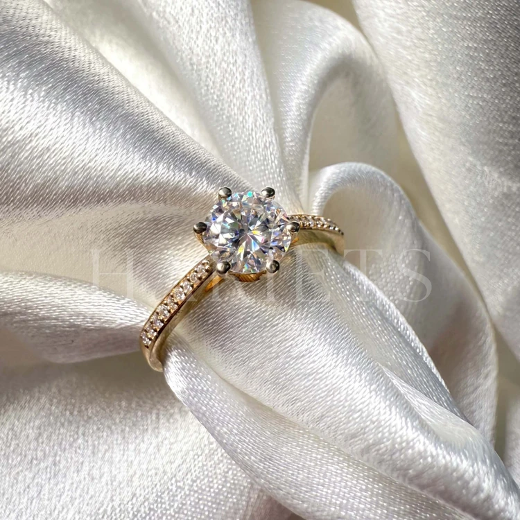 bague-de-fiancailles-halo-pave-diamant-de-laboratoire-1ct-taille-brillant-gros-plan-face-or-jaune-hariets.