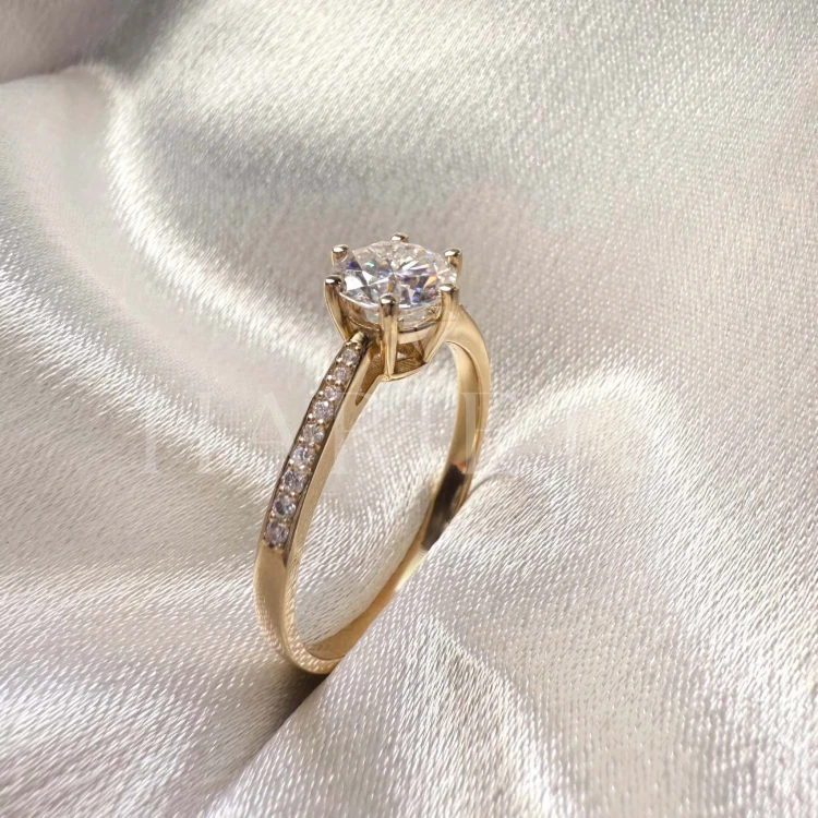 bague-de-fiancailles-halo-pave-diamant-de-laboratoire-1ct-taille-brillant-gros-plan-cote-or-jaune-hariets.