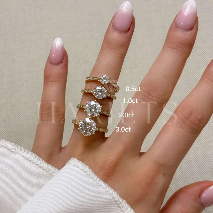bague-de-fiancailles-halo-pave-diamant-de-laboratoire-1ct-taille-brillant-doigt-comparaison-or-jaune-hariets.