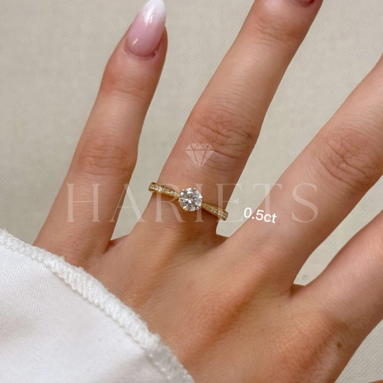 bague-de-fiancailles-halo-pave-diamant-de-laboratoire-0-5ct-taille-brillant-doigt-or-jaune-hariets.
