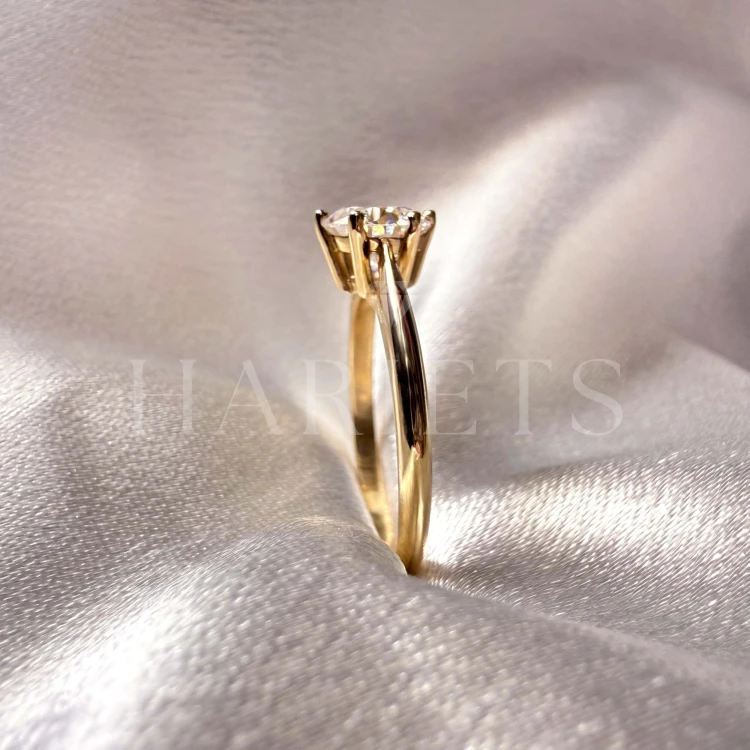 bague-de-fiancailles-solitaire-prisma-diamant-laboratoire-1ct-taille-brillant-zoom-cote-or-jaune-hariets.