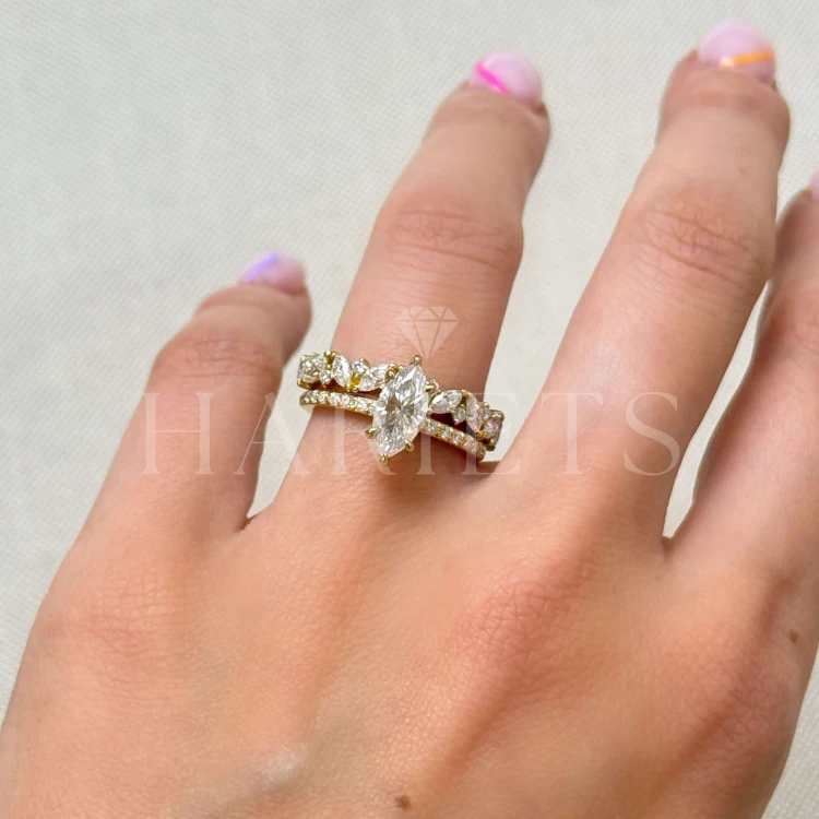 bague-avec-moissanites-1ct-taille-marquise-et-brillant-au-doigt-complet-or-jaune-celestia-hariets.