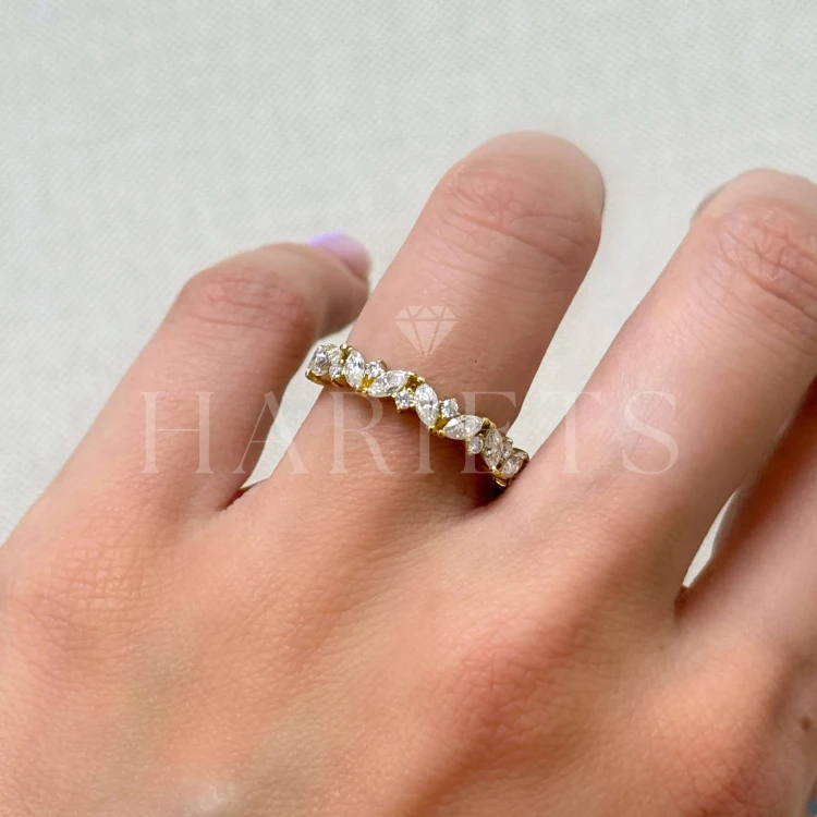 bague-avec-moissanites-1ct-taille-marquise-et-brillant-au-doigt-profil-or-jaune-celestia-hariets.