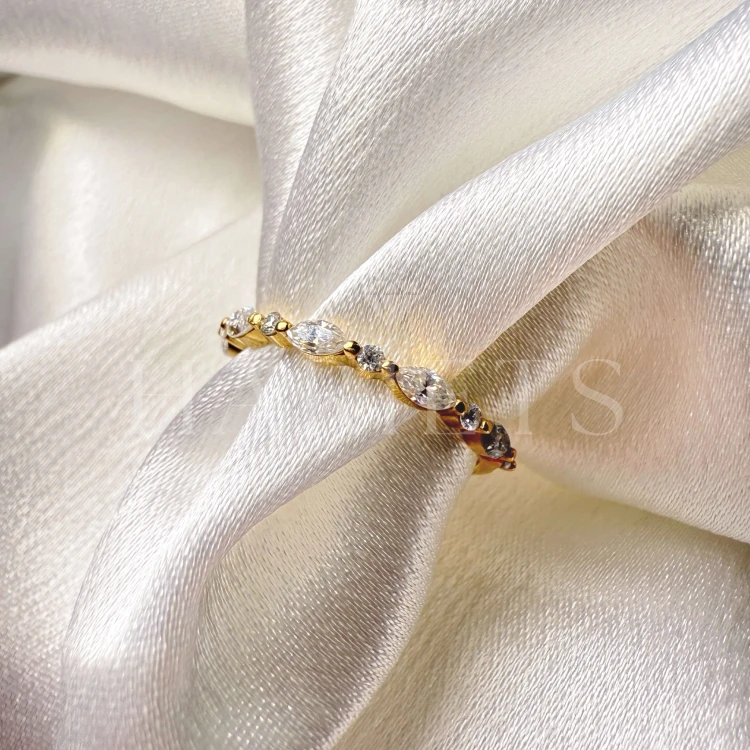 bague-avec-moissanites-0-59ct-taille-marquise-et-brillant-gros-plan-or-jaune-lucy-hariets.