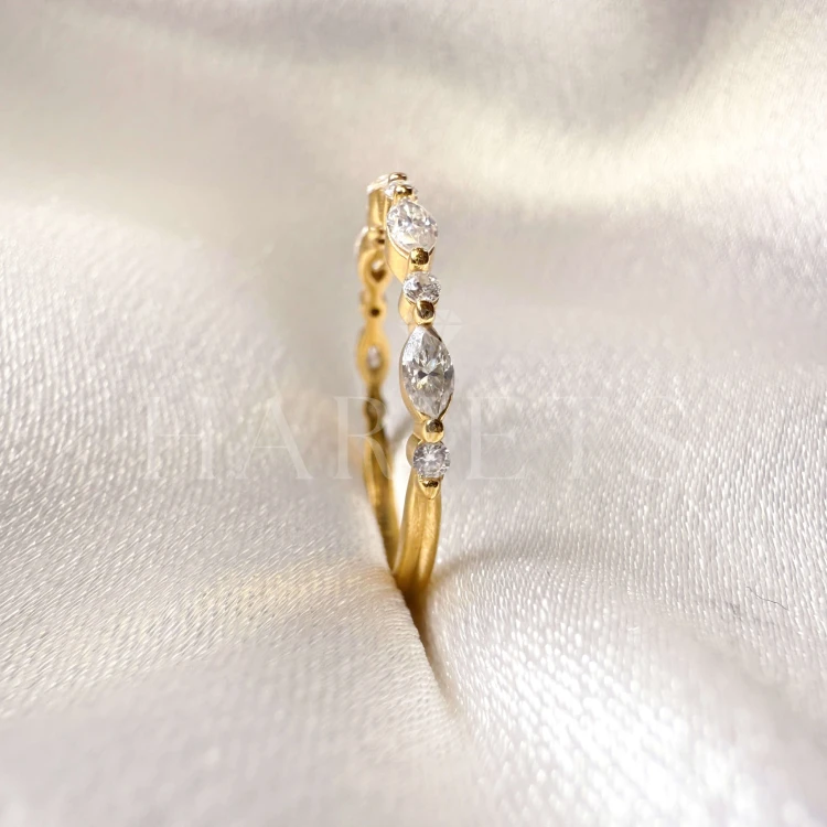 bague-avec-moissanites-0-59ct-taille-marquise-et-brillant-gros-plan-profil-or-jaune-lucy-hariets.