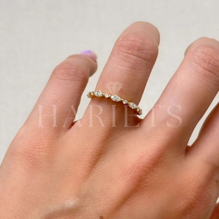 bague-avec-moissanites-0-59ct-taille-marquise-et-brillant-au-doigt-gros-plan-or-jaune-lucy-hariets.