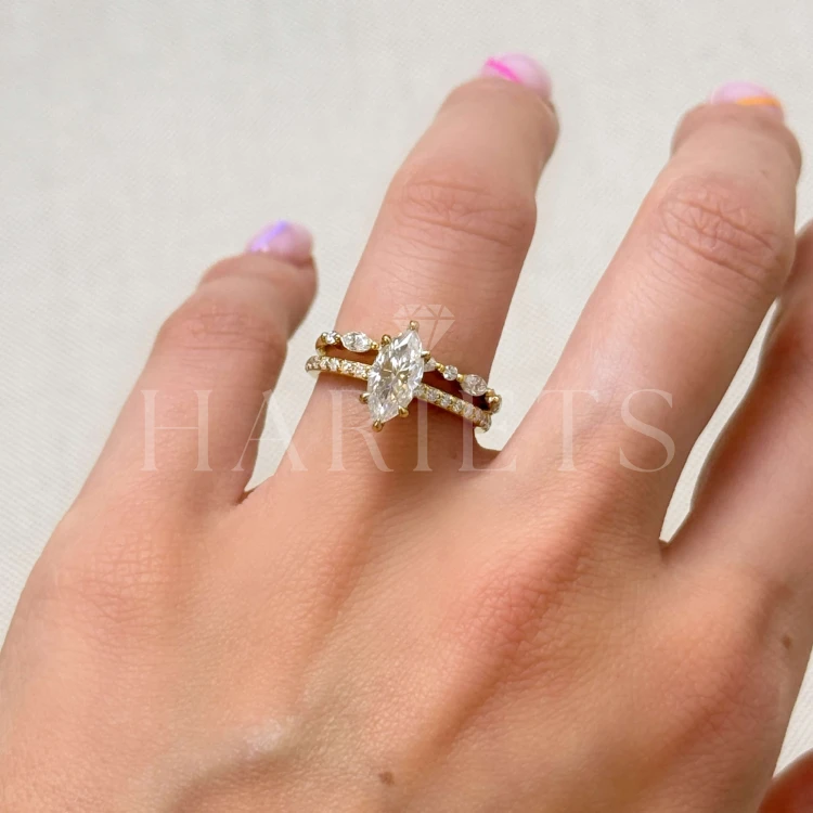 bague-avec-moissanites-0-59ct-taille-marquise-et-brillant-au-doigt-complet-inspiration-or-jaune-lucy-hariets.
