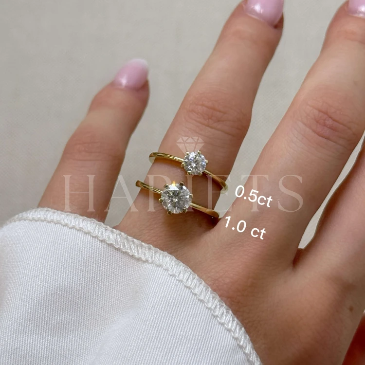 bague-solitaire-antica-diamant-laboratoire-1ct-taille-brillant-comparaison-au-doigt-or-jaune-hariets.