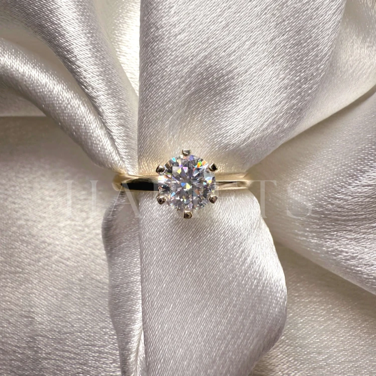bague-fiancailles-diamant-laboratoire-1ct-taille-brillant-gros-plan-or-jaune-hariets.