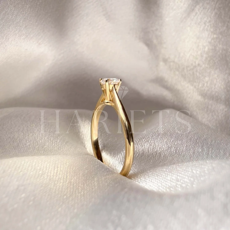 bague-de-fiancailles-solitaire-blink-diamant-laboratoire-0-3ct-taille-brillant-zoom-cote-or-jaune-hariets.