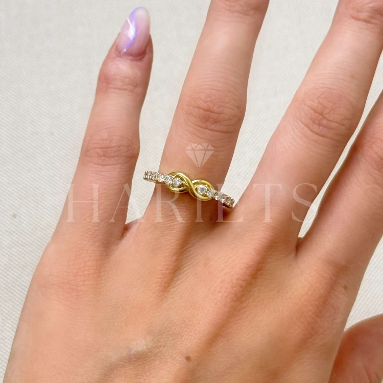 bague-avec-moissanites-noeud-brillantschliff-au-doigt-or-jaune-infinity-bow-hariets.