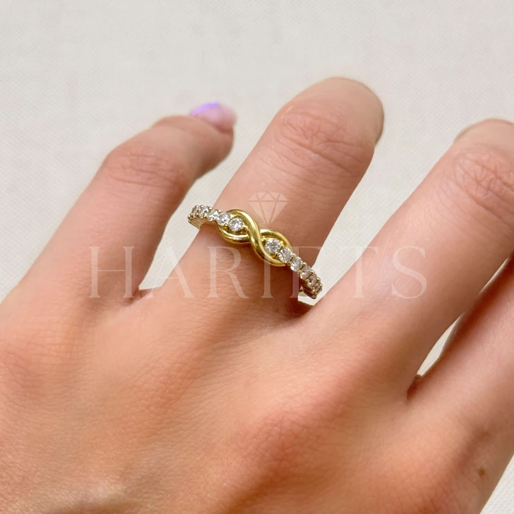 bague-avec-moissanites-noeud-brillantschliff-au-doigt-profil-or-jaune-infinity-bow-hariets.