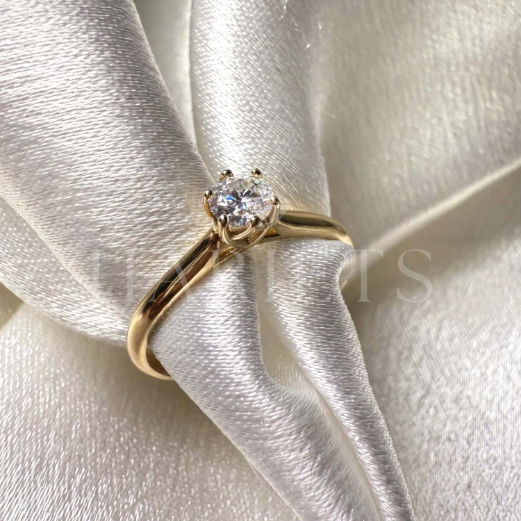 bague-fiancailles-solitaire-soleil-diamant-laboratoire-0-3ct-taille-brillant-gros-plan-or-jaune-hariets