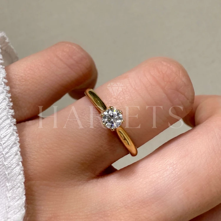 bague-fiancailles-solitaire-soleil-diamant-laboratoire-0-3ct-taille-brillant-sur-le-doigt-or-jaune-hariets