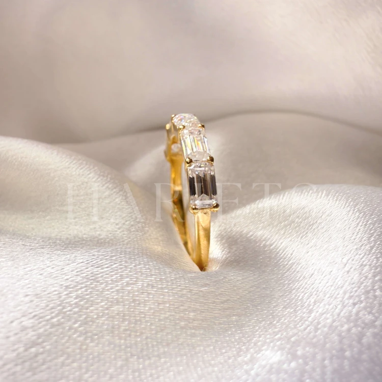 bague-avec-cinq-moissanites-2ct-taille-emeraude-gros-plan-or-jaune-esmera-hariets.