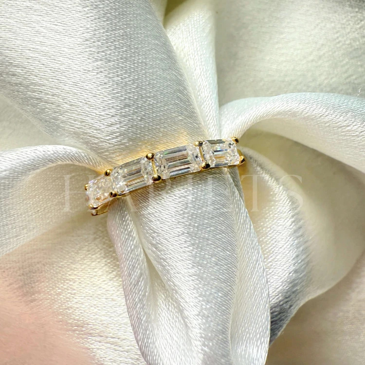 bague-avec-cinq-moissanites-2ct-taille-emeraude-gros-plan-profil-or-jaune-esmera-hariets