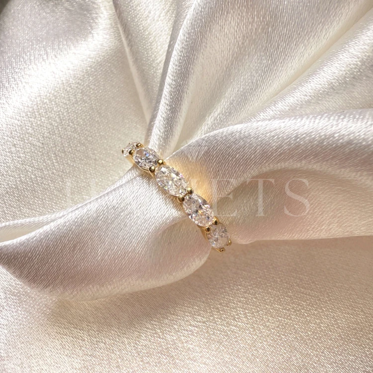 bague-avec-cinq-moissanites-1-5ct-taille-ovale-gros-plan-or-jaune-ovalia-hariets