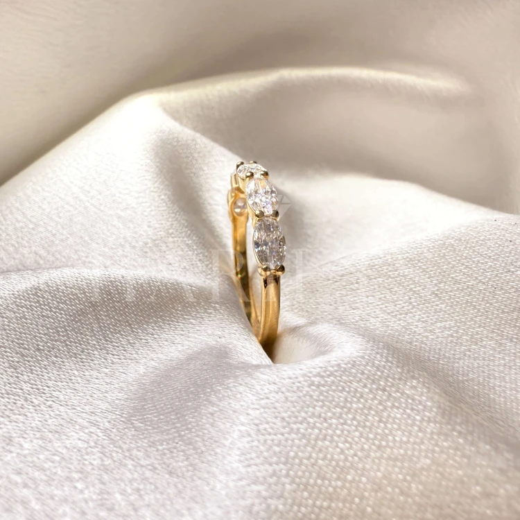 bague-avec-cinq-moissanites-1-5ct-taille-ovale-gros-plan-profil-or-jaune-ovalia-hariets