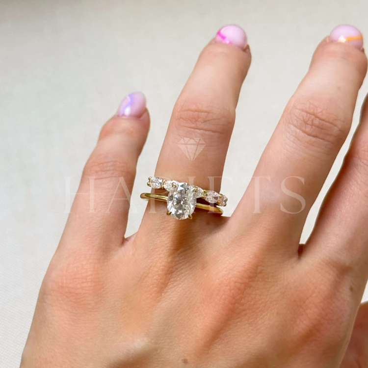 bague-avec-cinq-moissanites-1-5ct-taille-ovale-sur-le-doigt-ensemble-inspiration-or-jaune-ovalia-hariets