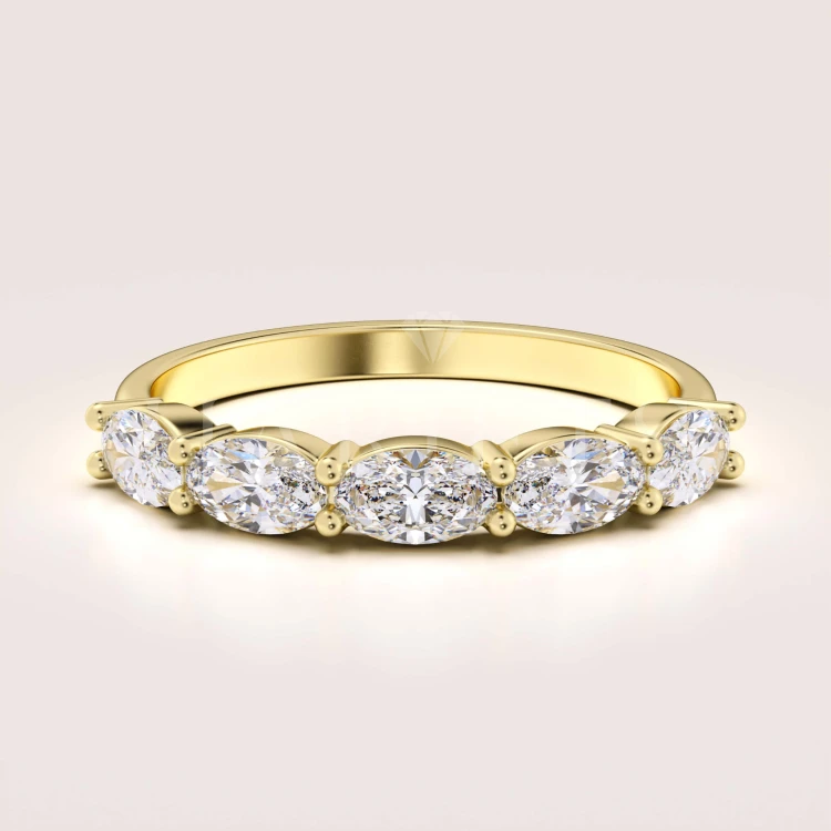 bague-avec-cinq-moissanites-1-5ct-taille-ovale-or-jaune-ovalia-hariets