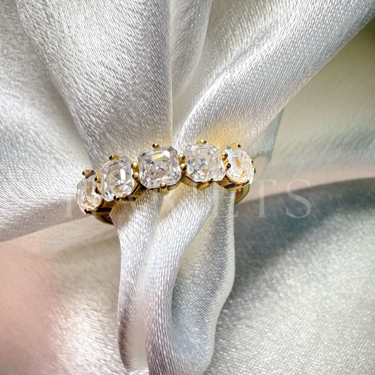 bague-avec-cinq-moissanites-taille-asscher-gros-plan-or-jaune-lidia-hariets