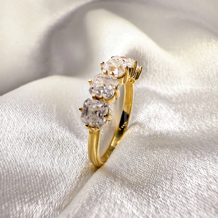 bague-avec-cinq-moissanites-taille-asscher-gros-plan-profil-or-jaune-lidia-hariets