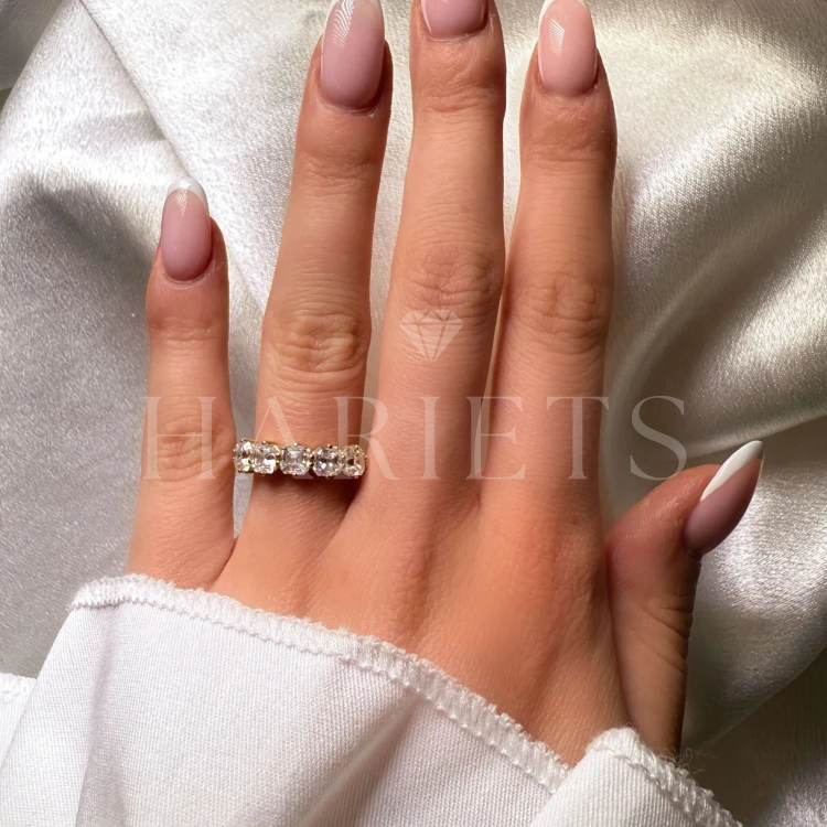 bague-avec-cinq-moissanites-taille-asscher-sur-le-doigt-or-jaune-lidia-hariets