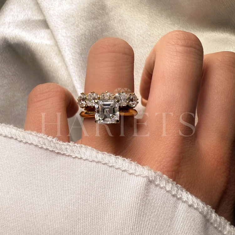 bague-avec-cinq-moissanites-taille-asscher-sur-le-doigt-ensemble-inspiration-or-jaune-lidia-hariets