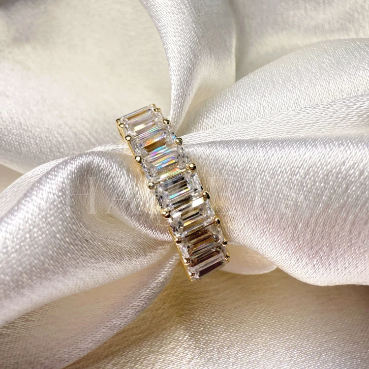 bague-eternity-avec-moissanites-taille-emeraude-gros-plan-or-jaune-hariets