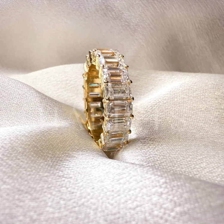 bague-eternity-avec-moissanites-taille-emeraude-gros-plan-profil-or-jaune-hariets