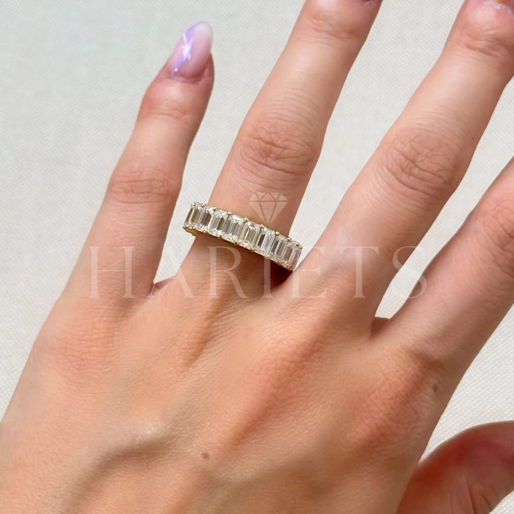 bague-eternity-avec-moissanites-taille-emeraude-sur-le-doigt-or-jaune-hariets