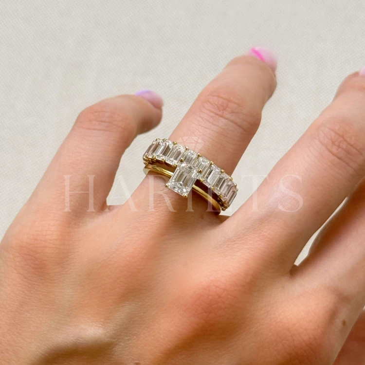 bague-eternity-avec-moissanites-taille-emeraude-sur-le-doigt-ensemble-inspiration-gros-plan-or-jaune-hariets