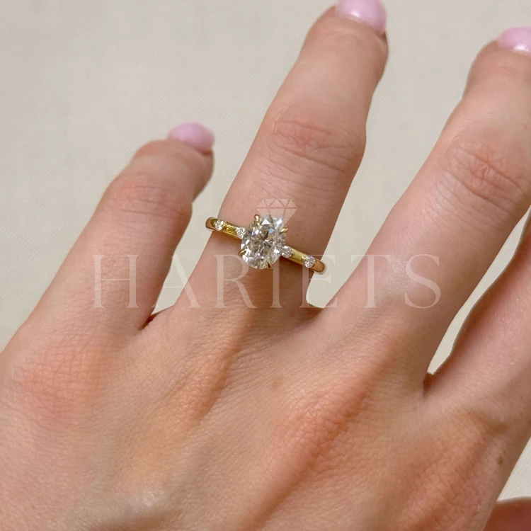 bague-fiancailles-moissanite-1-2ct-taille-ovale-or-jaune-sur-le-doigt-gloria-hariets