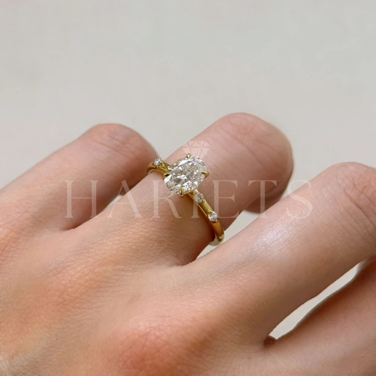 bague-fiancailles-moissanite-1-2ct-taille-ovale-or-jaune-sur-le-doigt-profil-gloria-hariets