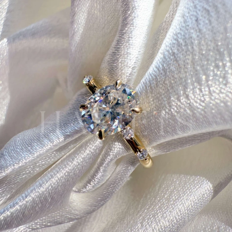 bague-fiancailles-moissanite-1-2ct-taille-ovale-gros-plan-face-or-jaune-gloria-hariets