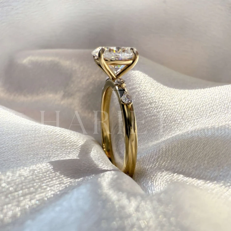 bague-fiancailles-moissanite-1-2ct-taille-ovale-gros-plan-profil-or-jaune-gloria-hariets