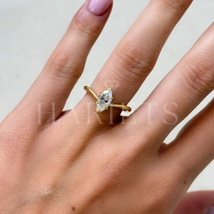 bague-fiancailles-moissanite-1ct-taille-marquise-or-jaune-sur-la-main-giselle-hariets
