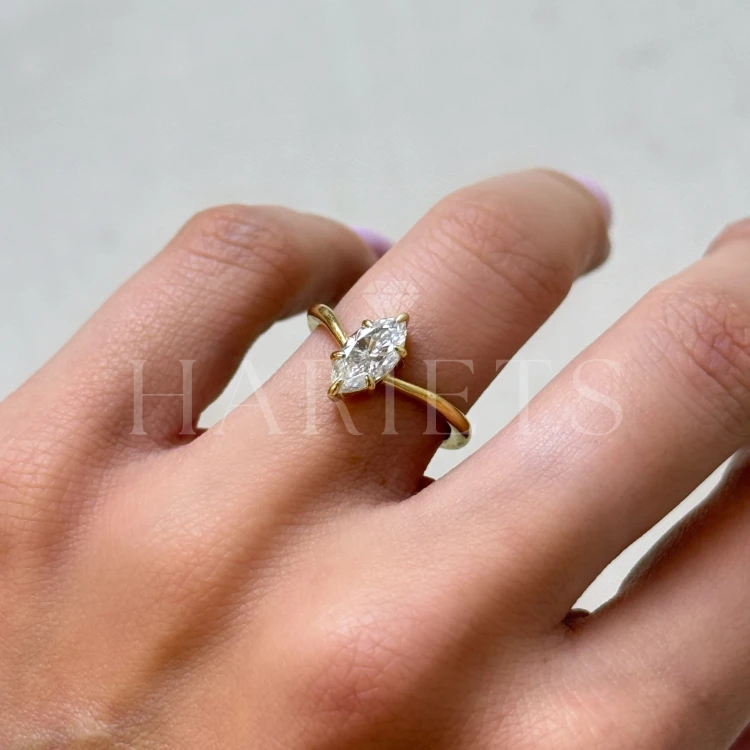 bague-fiancailles-moissanite-1ct-taille-marquise-or-jaune-sur-la-main-profil-giselle-hariets