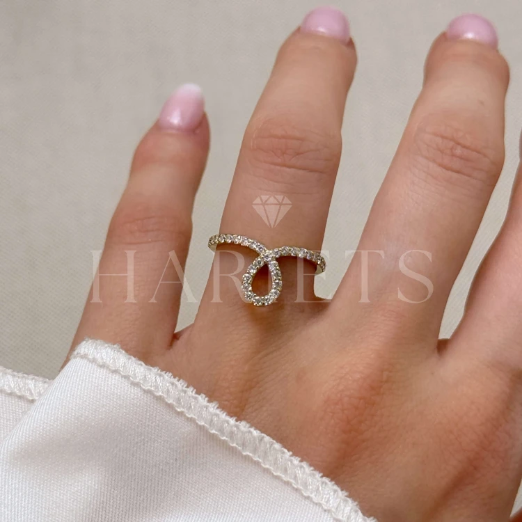bague-noeud-avec-moissanites-taille-brillant-sur-le-doigt-or-jaune-hariets